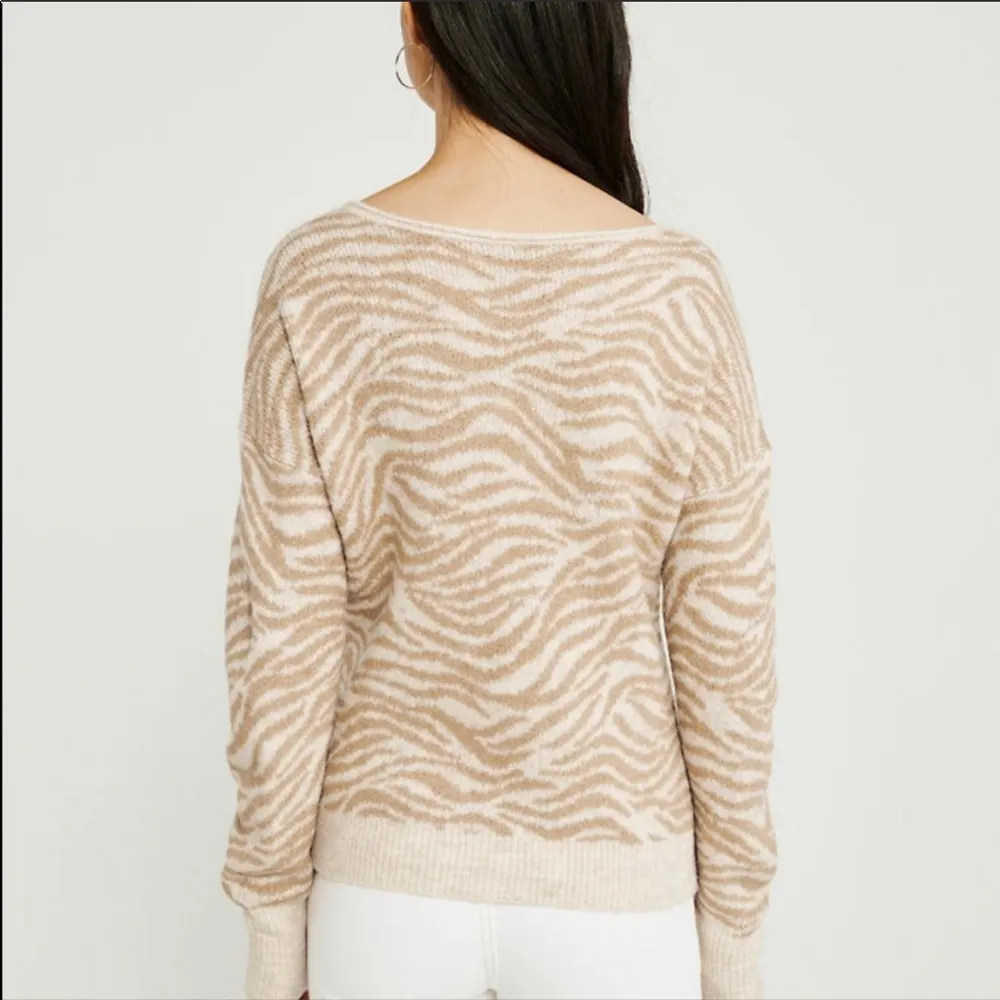 NWOT Abercrombie & Fitch Zebra Print Scoop Neck Sweater - Image 6