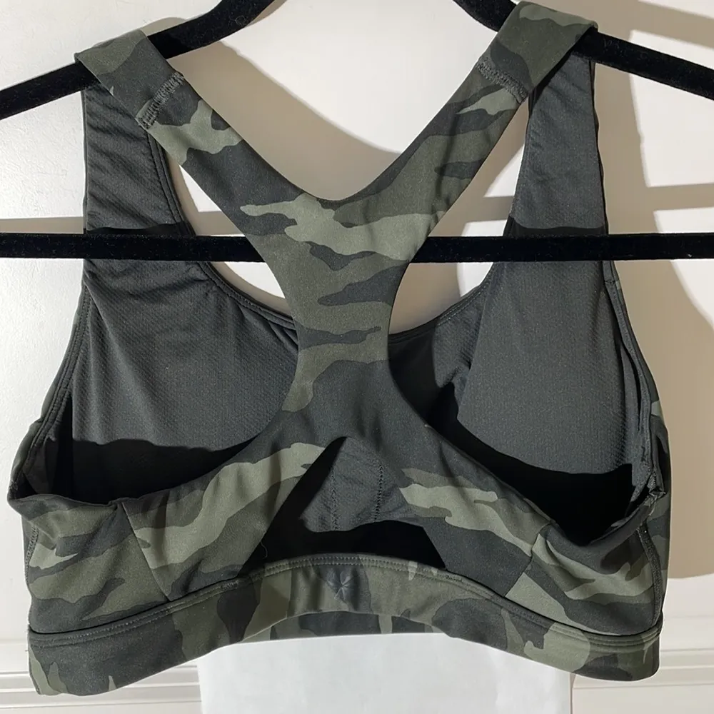 Athleta Ultimate Camo Printed Sports Bra Medium - Image 4