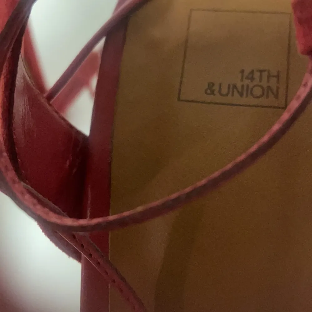 14 th and Union 2 inch heels ruffle side design cranberry pink size 9 - Image 4