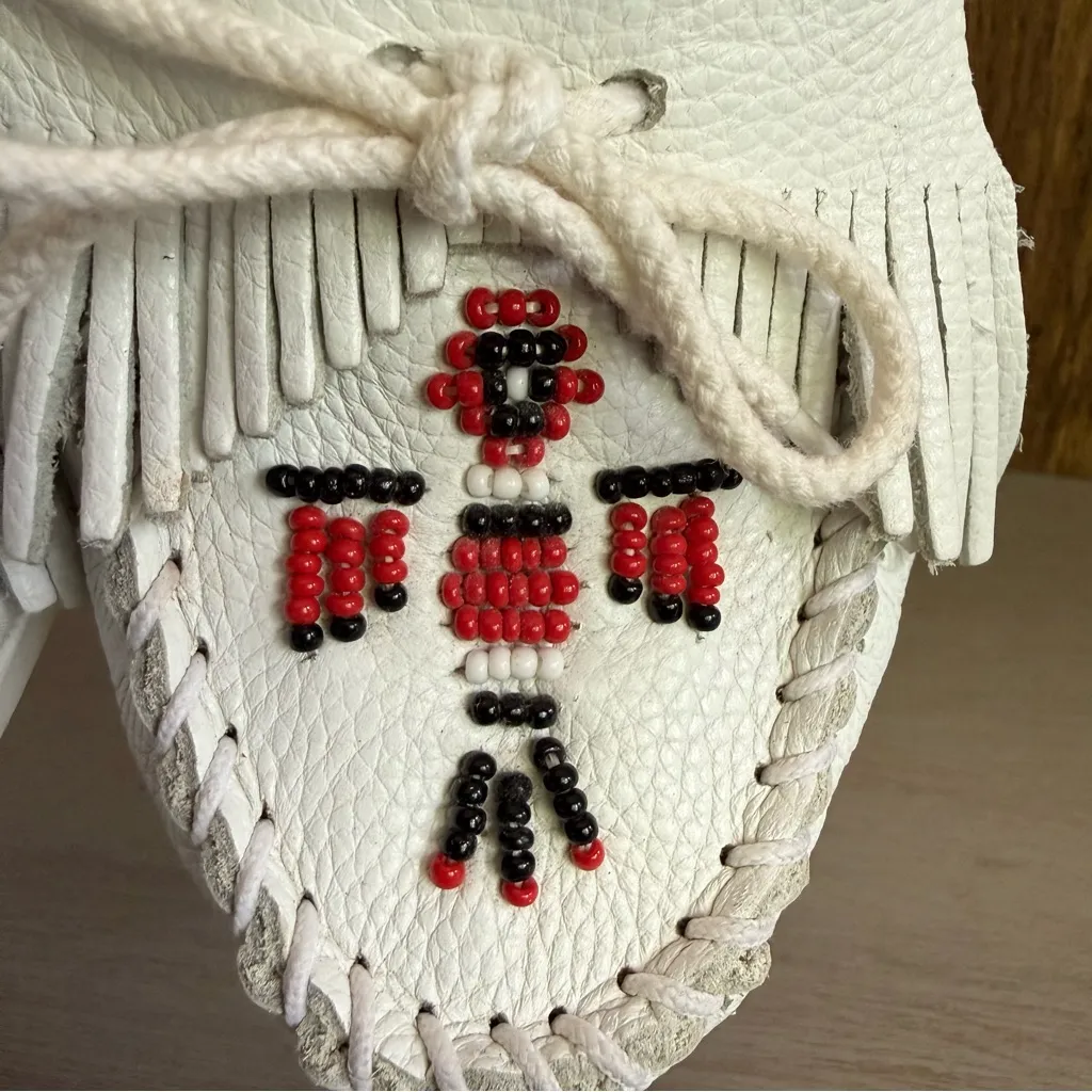 2000s Minnetonka Thunderbird White Leather‎ Beaded Southwest Moccasins Size 8 - Image 5