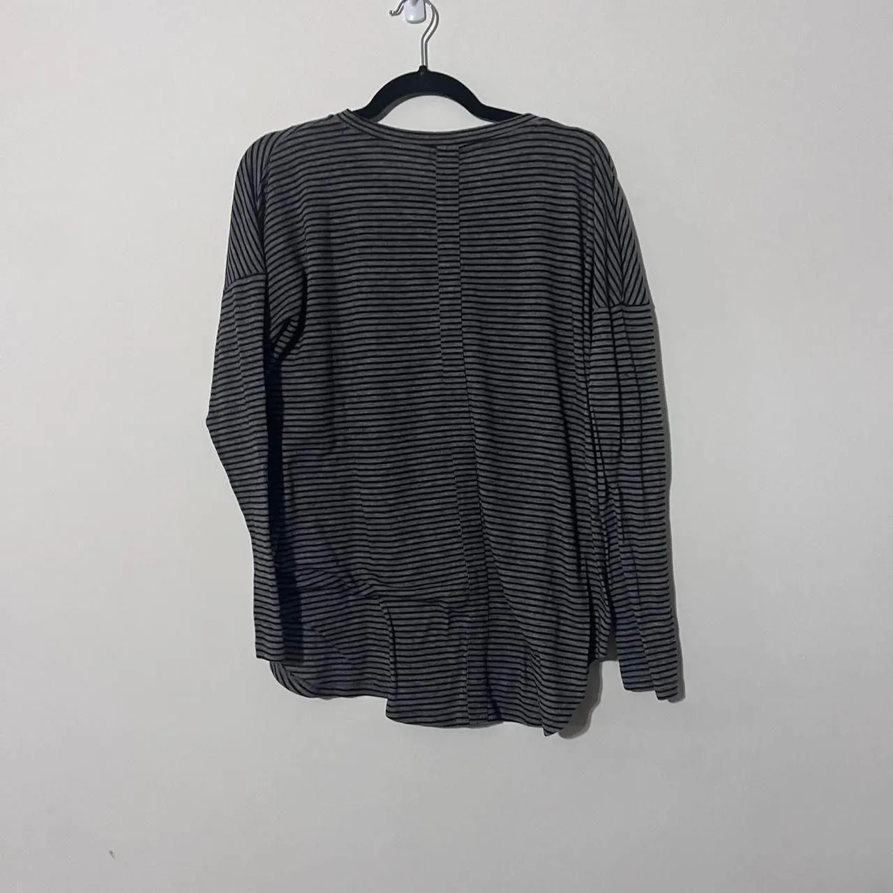 Old Navy Women's Black and Grey Jumper size medium - Image 4