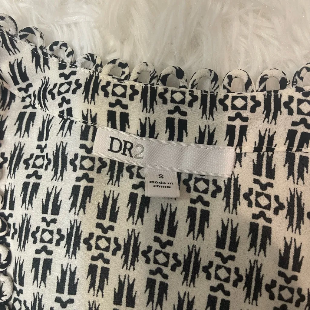 DR2 black white sleeveless v - Image 9