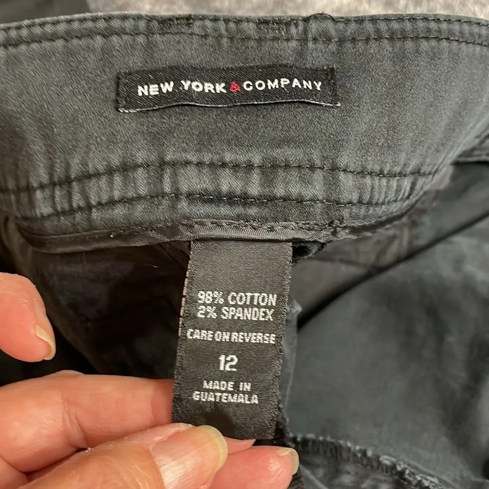 New York & Co Black Capris Size 12 - Image 3