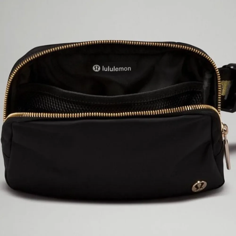 Lululemon Everywhere Belt Bag 1L *Wordmark
Colour Black/Gold/White Opal - Image 6