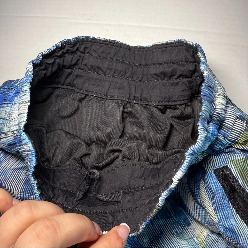 Lululemon Tracker Shorts 4" in Sun Dazed Multi Blue - Image 4