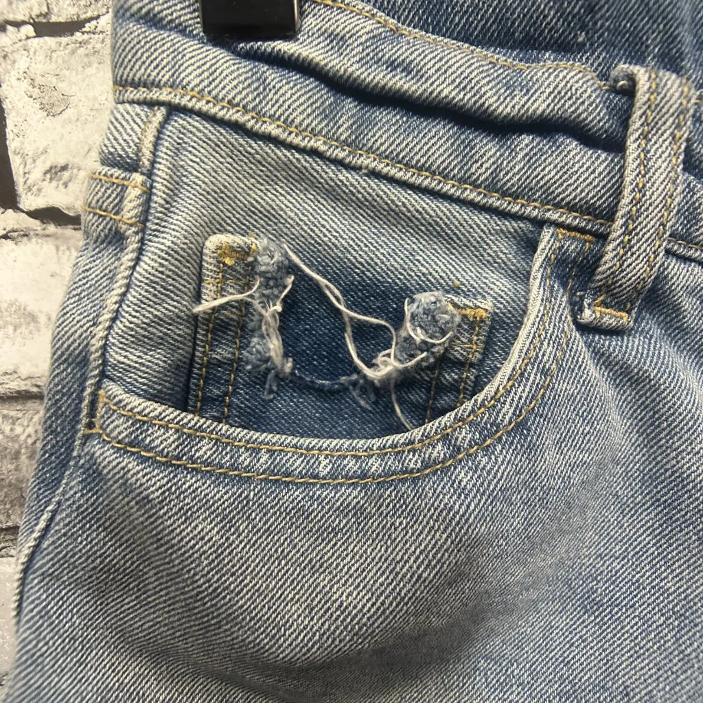 EUC Cello Distressed Denim Shorts 2' Inseam Size Small - Image 6