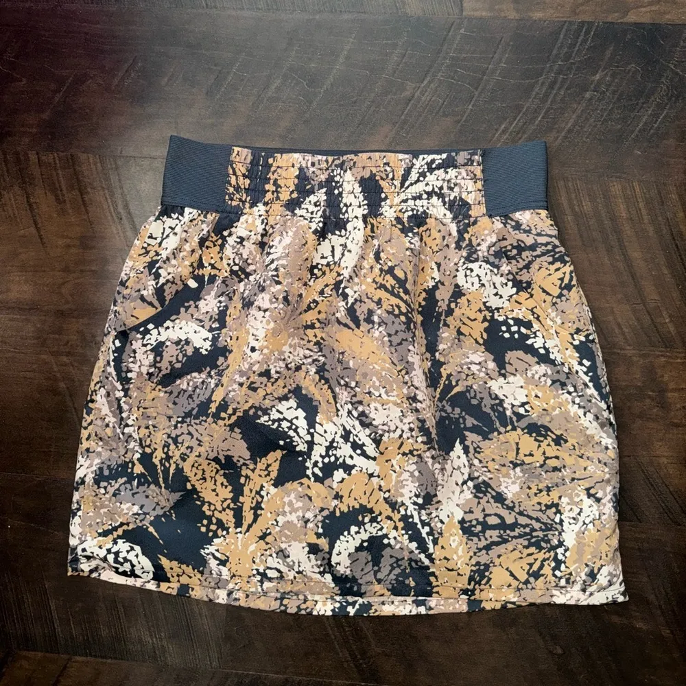 3/$20 Gap patterned skirt - Image 2