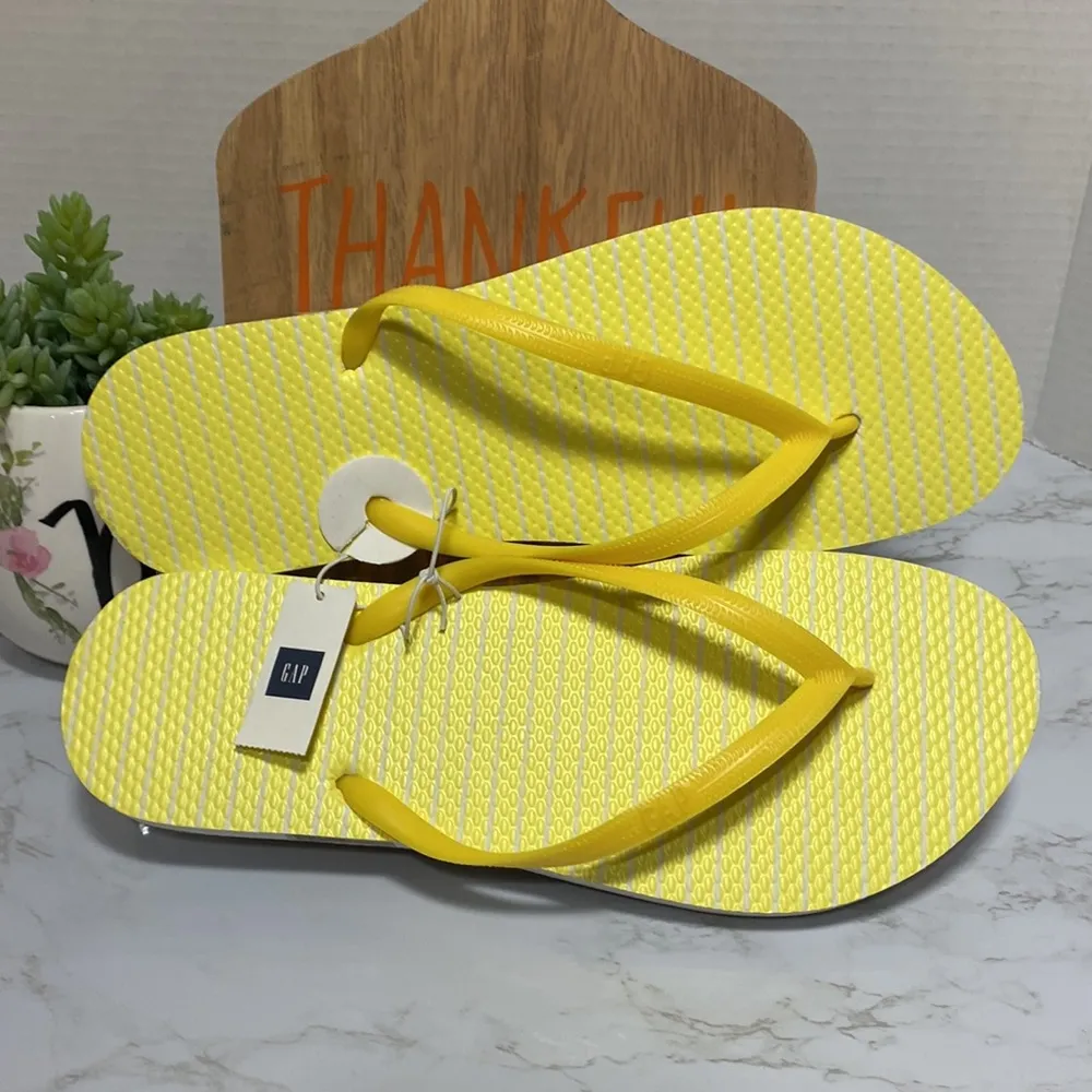 Gap  yellow flip flops size 10 - Image 2