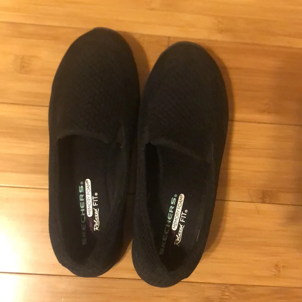 Sketchers Air-Cooled Memory Foam Relaxed Fit Women’s Size 8.5 Black Slip On Shoe - Image 3
