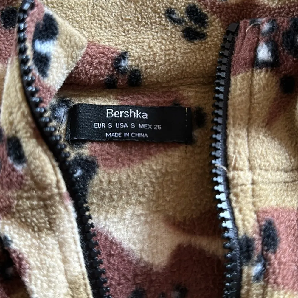 Bershka MILITARY DESERT CAMO FLEECE CROP QUARTER ZIP - Image 2