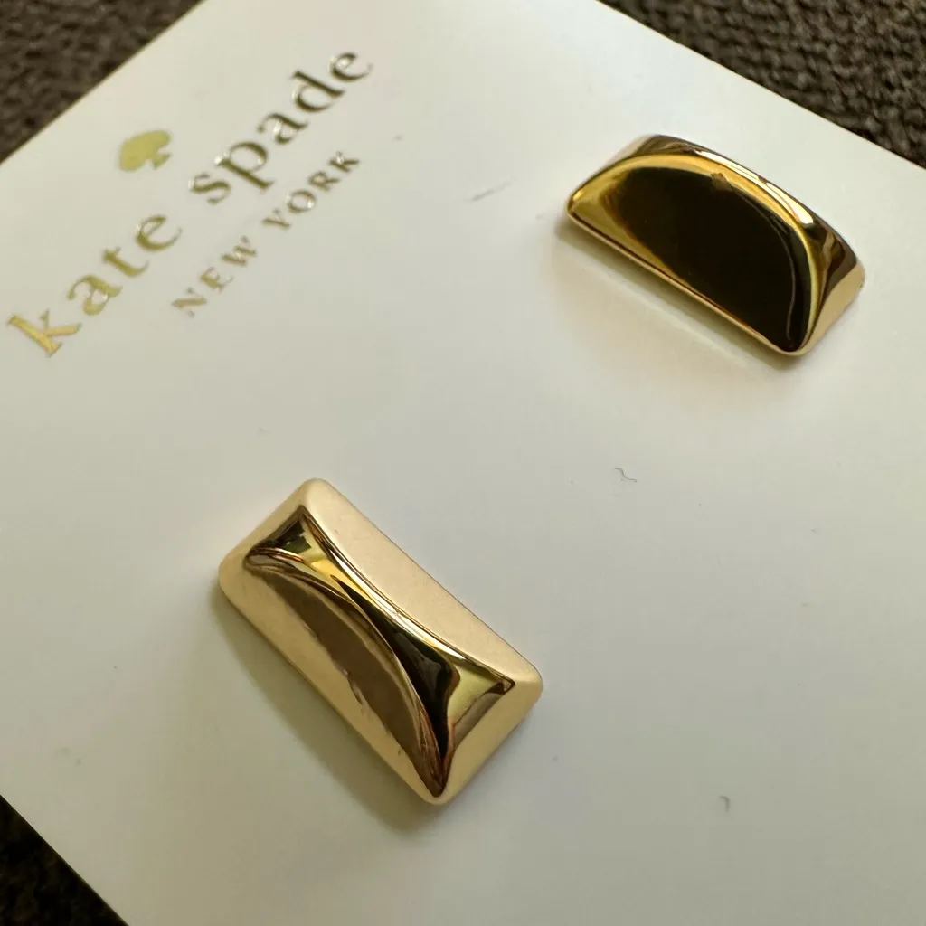 New Kate Spade Sliced Scallop Stud Earrings in Gold. Comes in Kate Spade Card - Image 3
