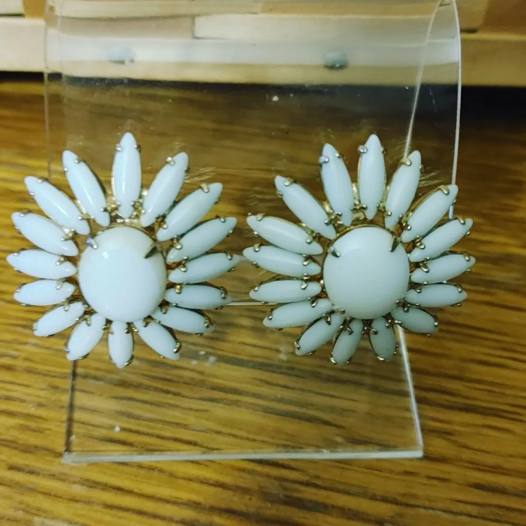 Napier White Enamel Daisy Clip On Earrings Vintage Floral Gold Tone Retro - Image 3