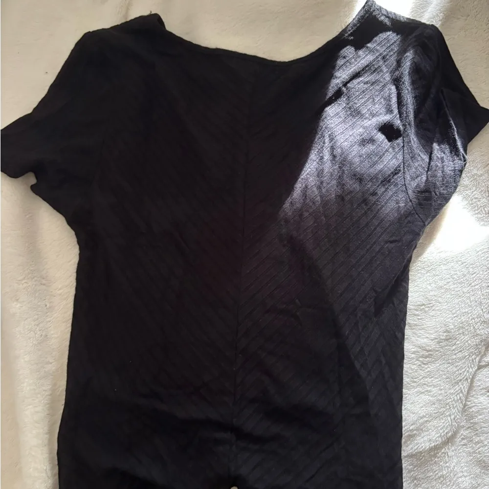 Heart Hips Black Ruched Tie Front Short Sleeve Tee - Image 2