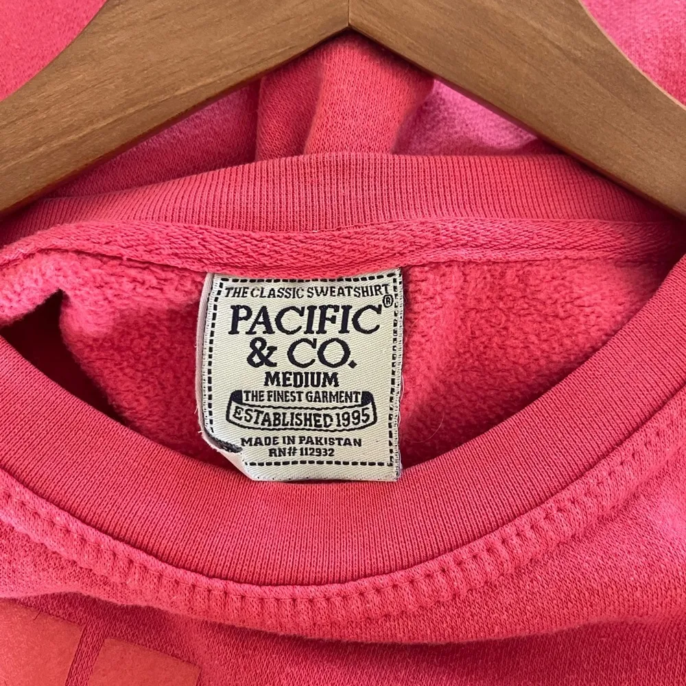 Women’s Tybee Island GA pink long sleeve crew neck logo sweatshirt Medium - Image 4