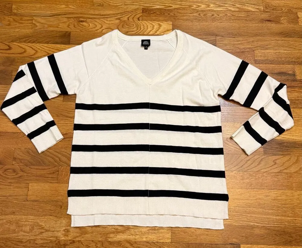 Bobeau Women’s Medium White Black Striped V-neck long sleeve Corporatecore Work - Image 3
