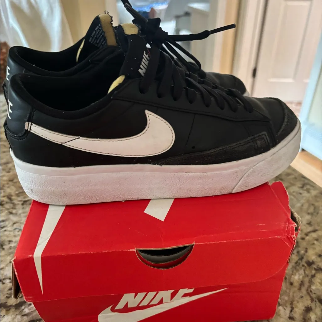 Nike low top leather sneakers - Image 2