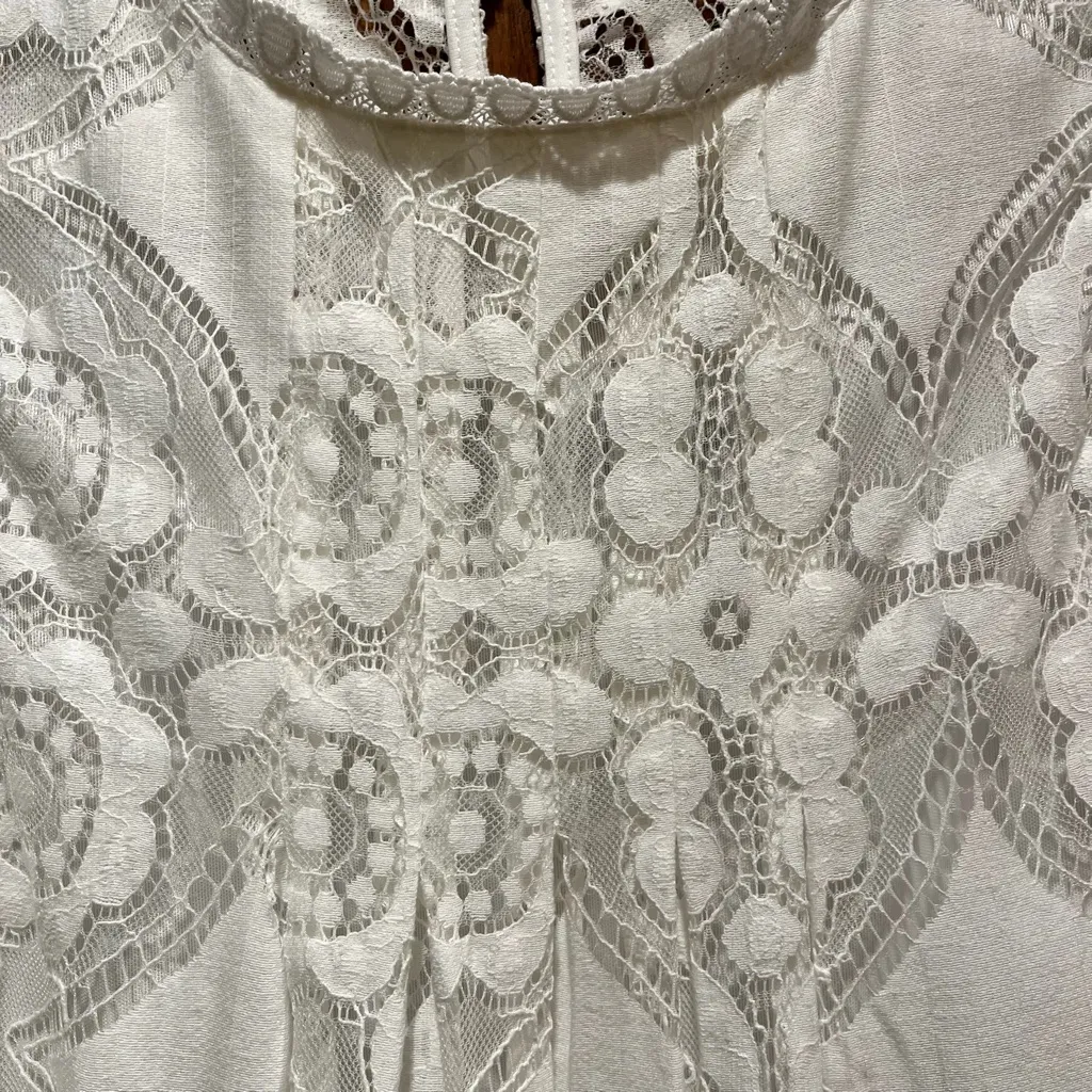 Doe & Rae White Floral Lace Detail High Neck Sleeveless Top - Size Small - Image 4