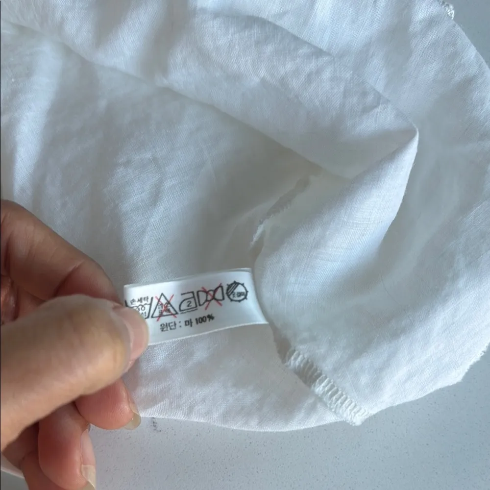 Sleek White Sleeveless Fitted Tank Top Size undefined - Image 9