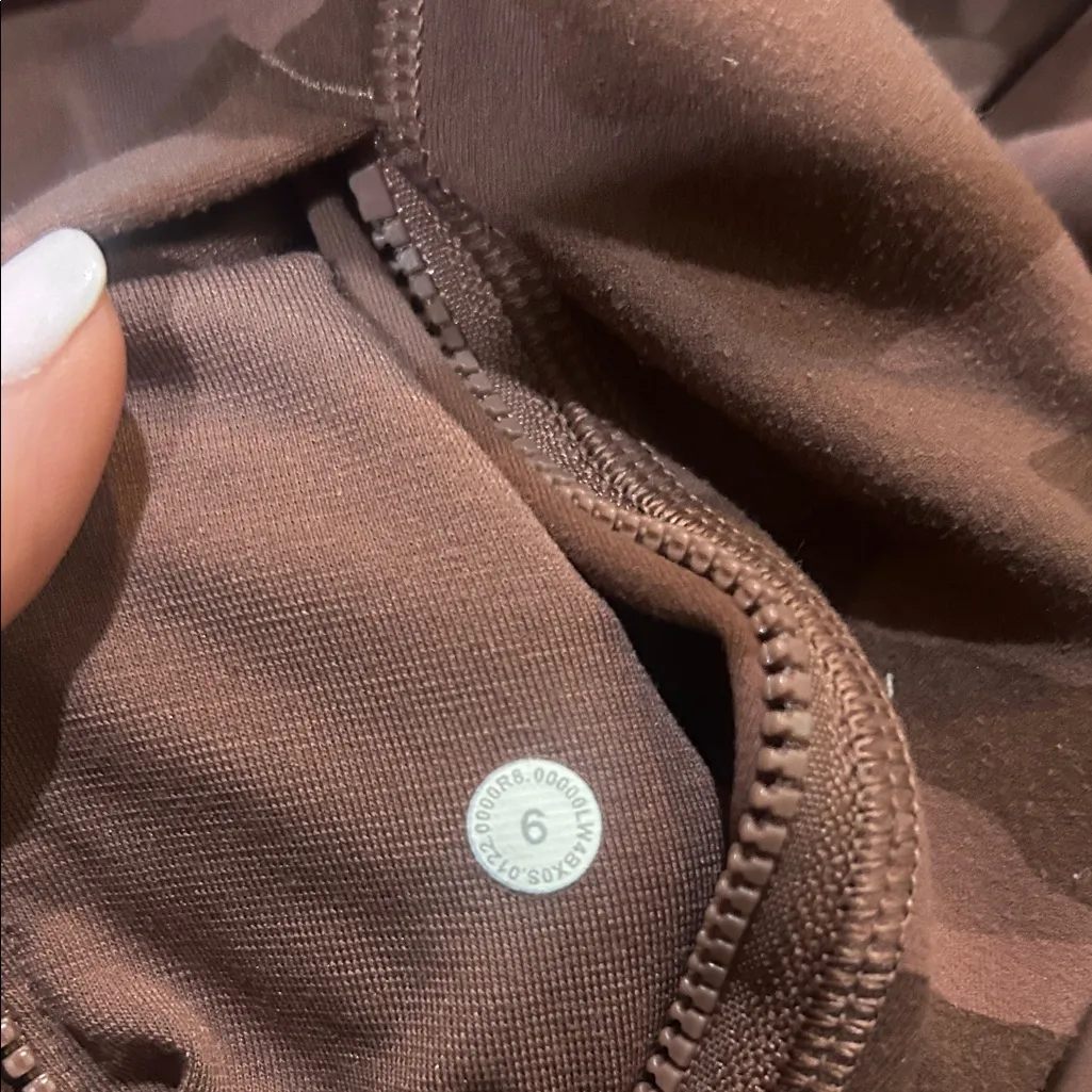 Lululemon hooded define jacket size 6 EUC - Image 3