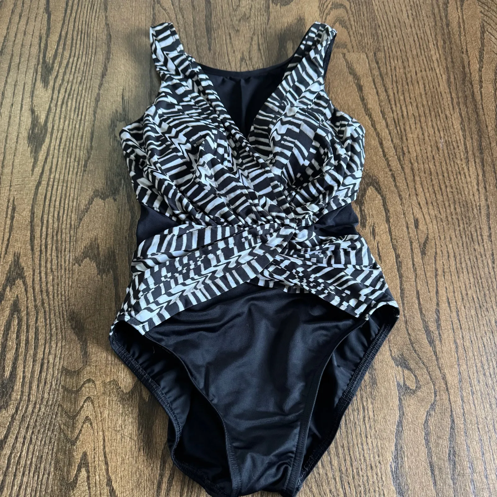 Miraclesuit Illusionist Palm One Piece Swim Suit Black White Zebra Womens Size 6 - Image 2