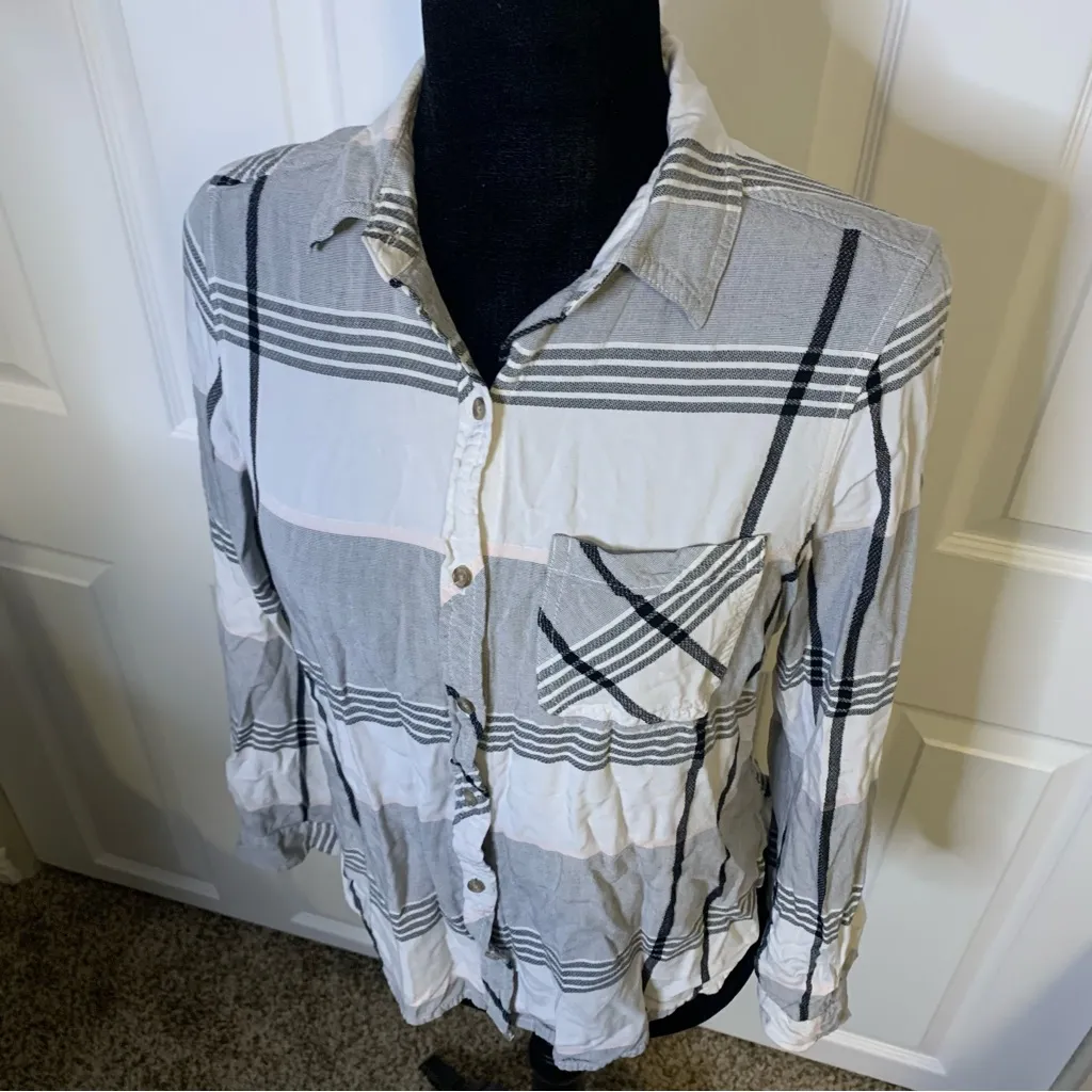 Universal Thread Womans Button Down Shirt - Image 2