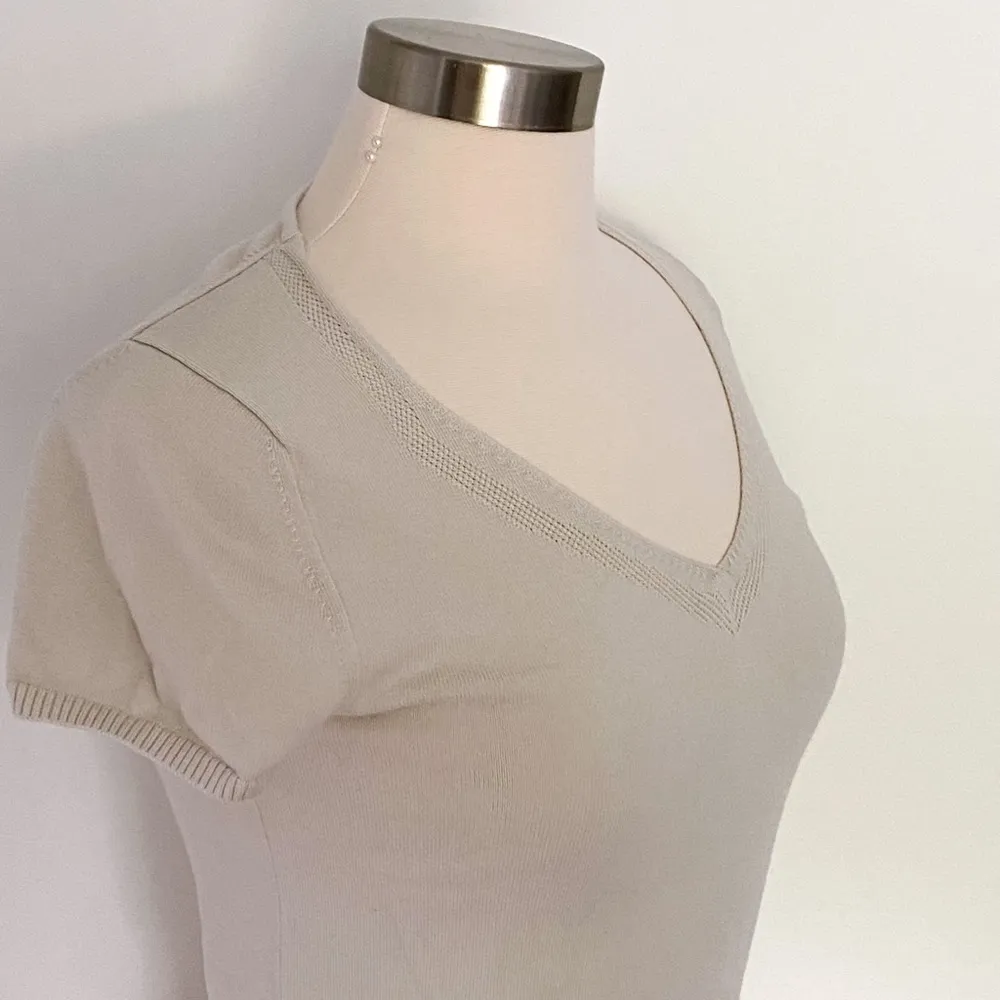 Casual Corner Y2K Stretch Short Sleeve V - Image 4