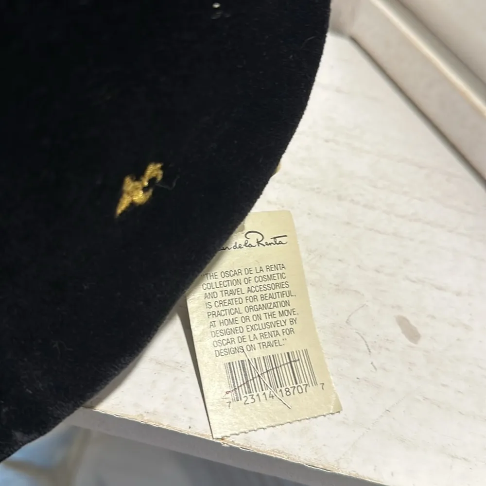 NWT Oscar de la Renta Velvet Cosmetic Bag Black and Gold - Image 4