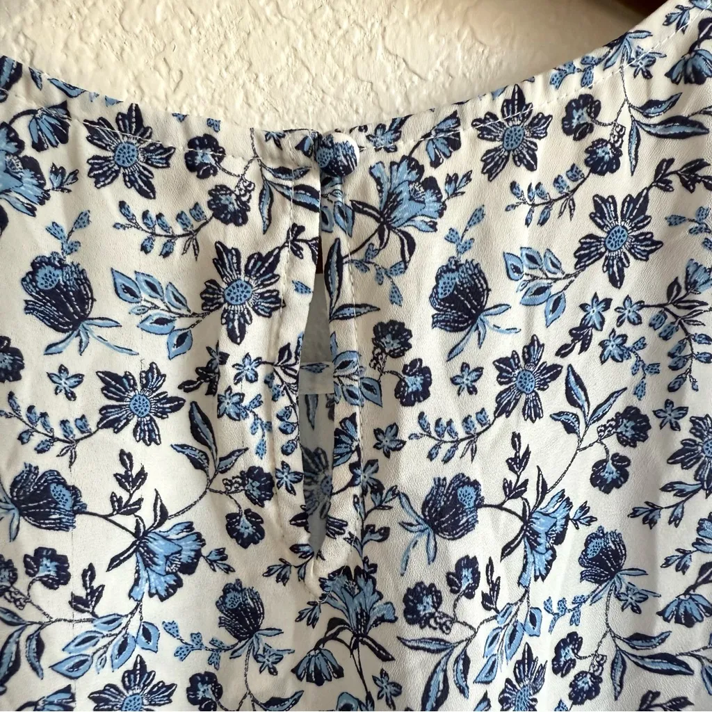 NEW 41 Hawthorn Womens Shirt Blouse Blue White Floral Sleeveless Size Small - Image 8