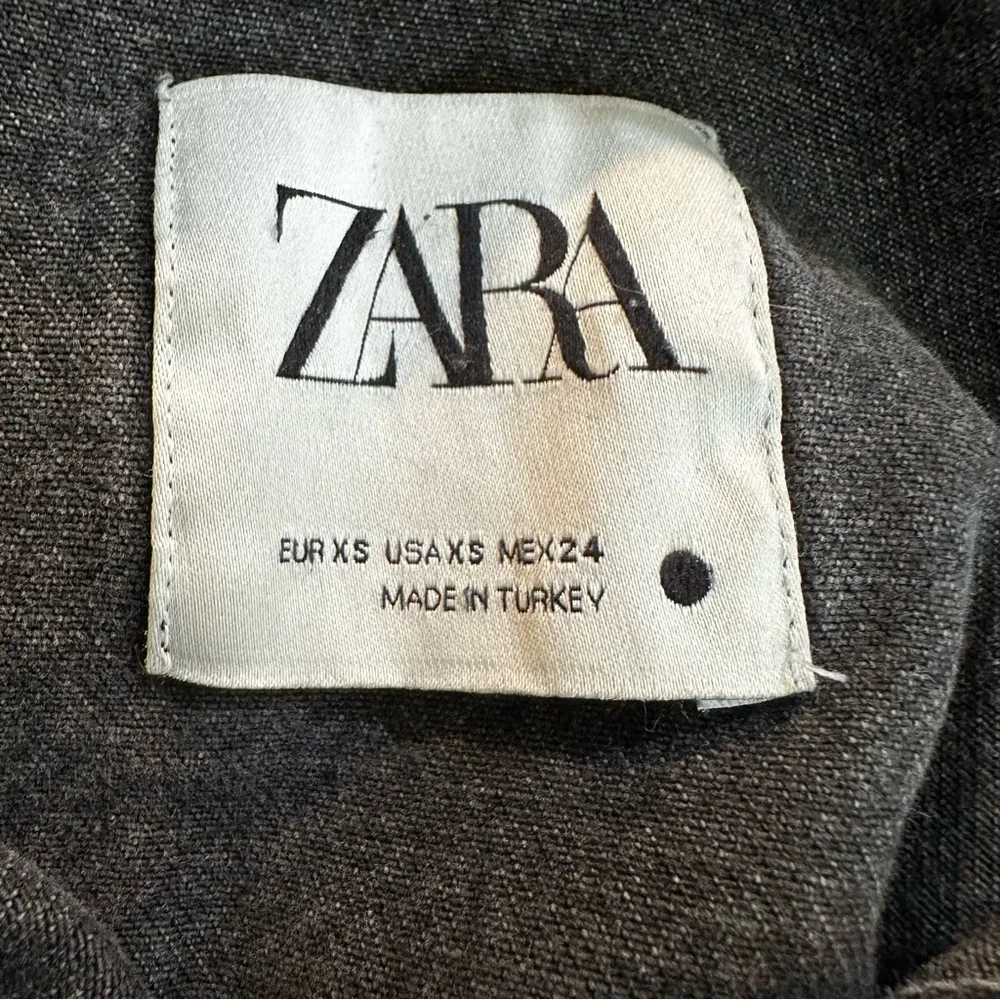 Zara Women's Long Sleeve Button Collared Raw Hem Denim Shacket Size XS Black - Image 8