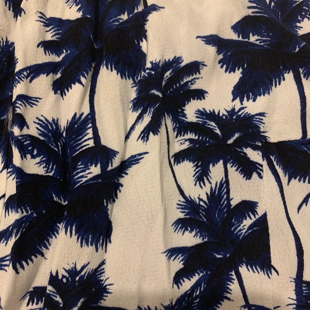 NWOT Blue and White Palm tree tropical shorts Size XS - Image 5