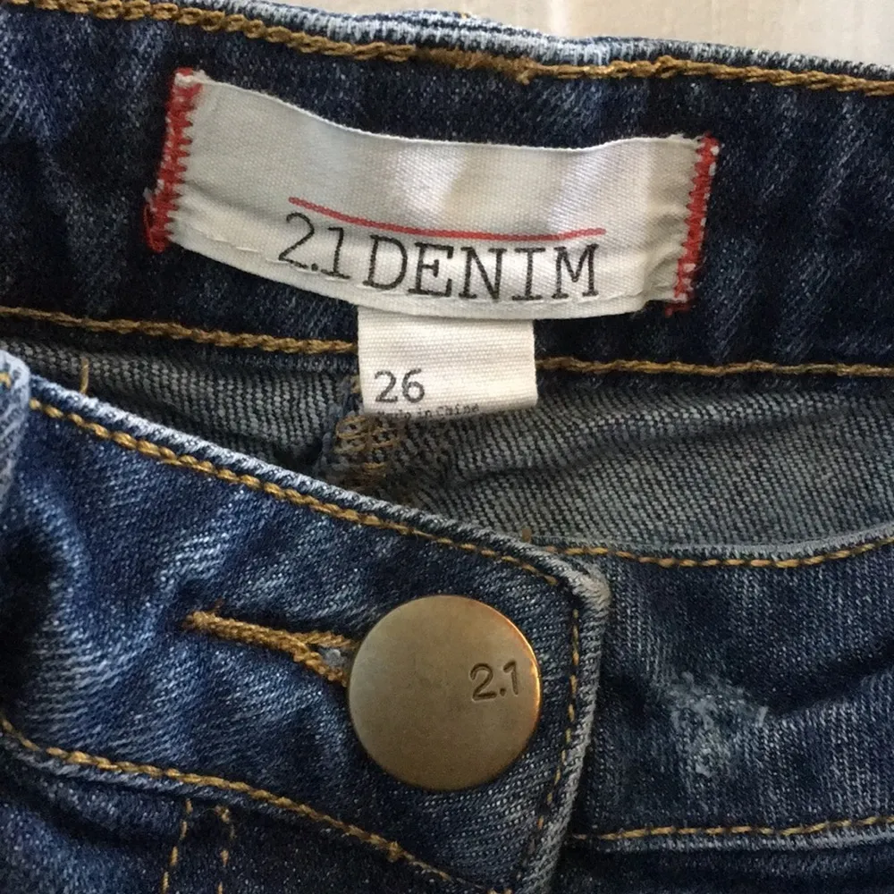 FINAL MARKDOWN LADIES’ 2.1 Denim Distressed Cuffed Shorts w/Suspenders size 26 - Image 3