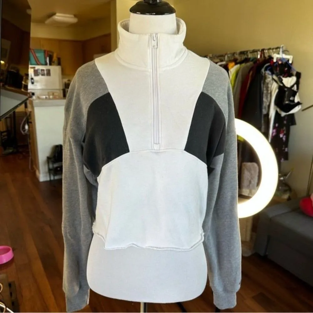 Hollister Women Size X small Half Zip Cropped Top Black Gray Long Sleeve Sweater - Image 2