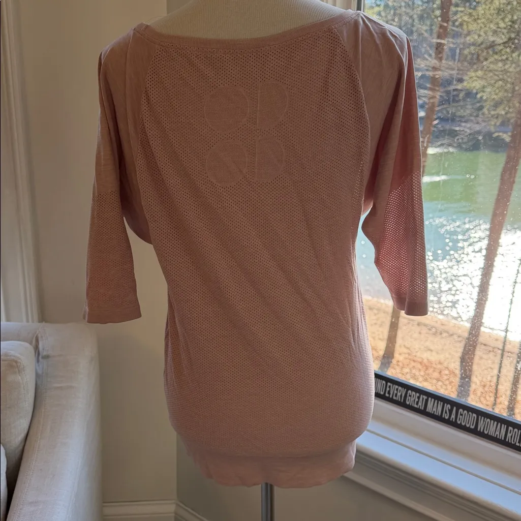 Sweaty Betty Raglan 3/4 Sleeve, Mesh back Top, Medium, Like New - Image 4