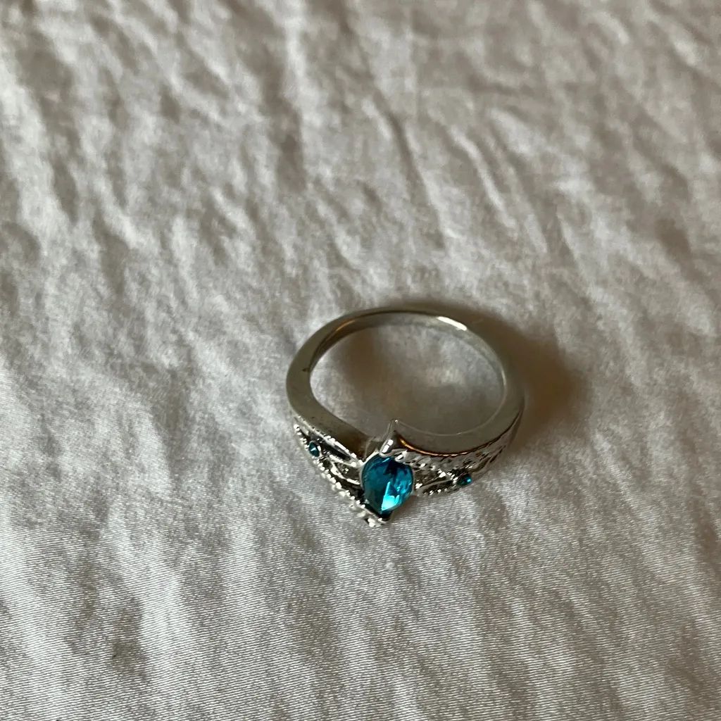 Ocean Blue Silver Tone Costume Ring - Image 4
