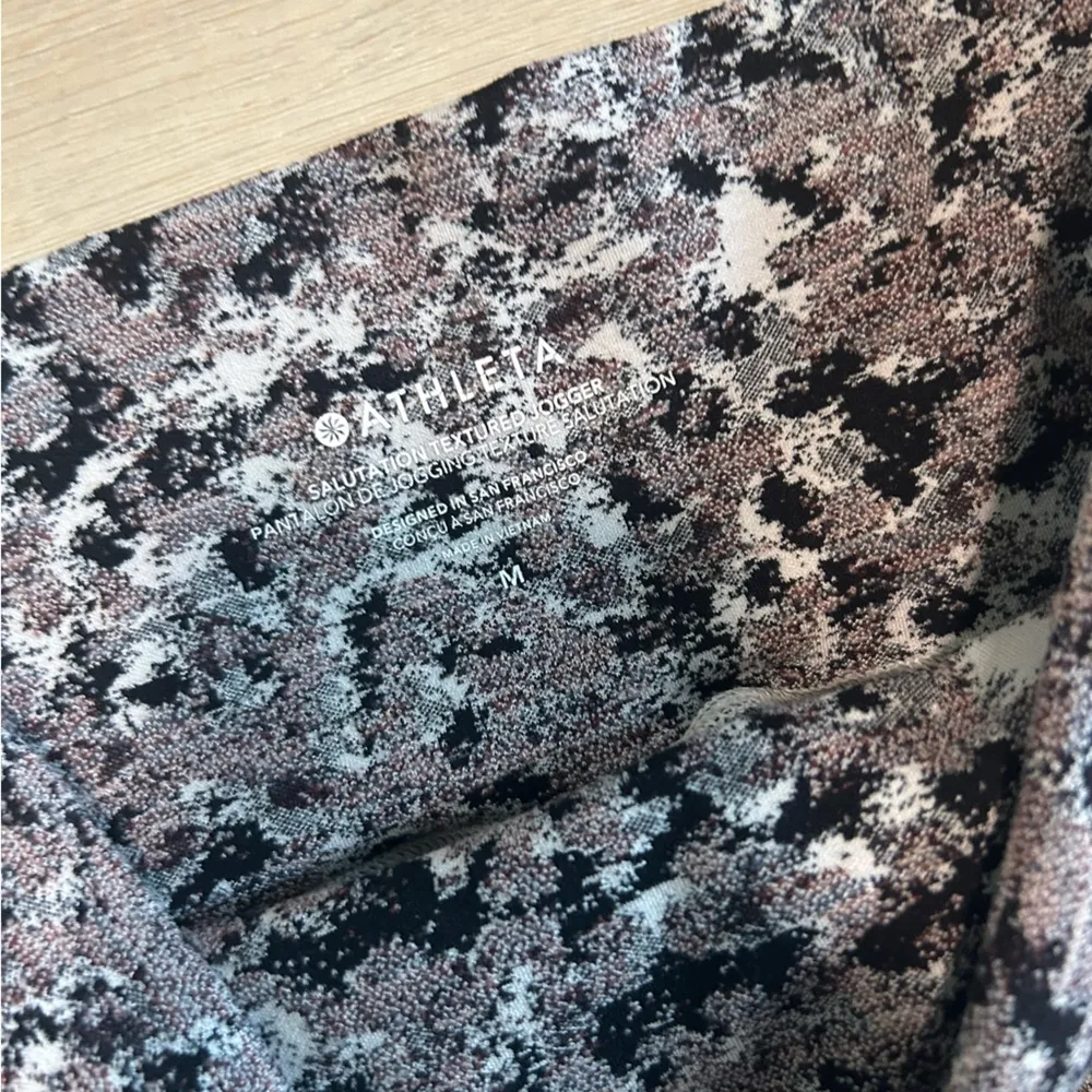 Athleta Salutation Textured Jogger - Size Medium Meadow Decadent Chocolate - Image 8