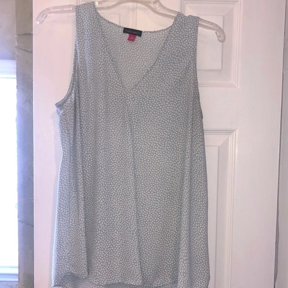 VINCE Camuto blue & cream print blouse - Image 6