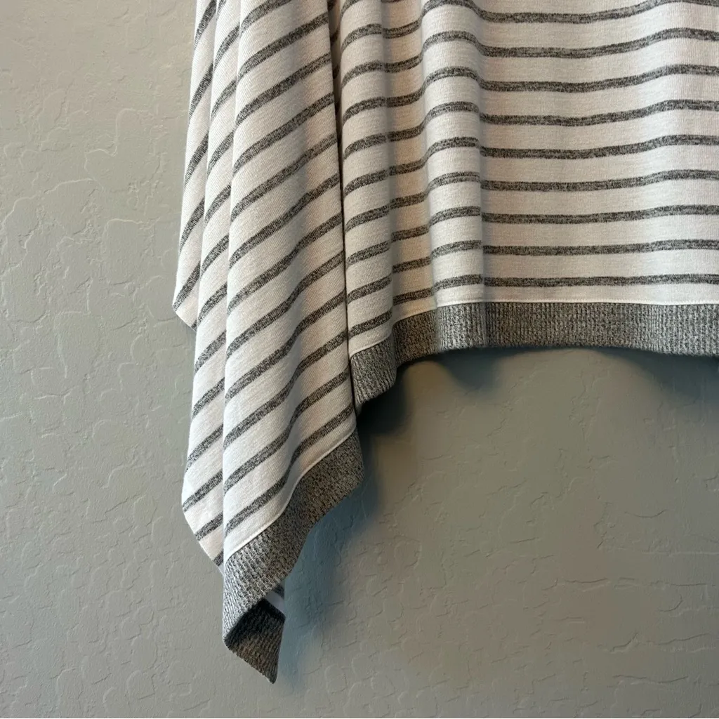 ⭐️Banana Republic factory gray and white open shawl sweater one size - Image 7