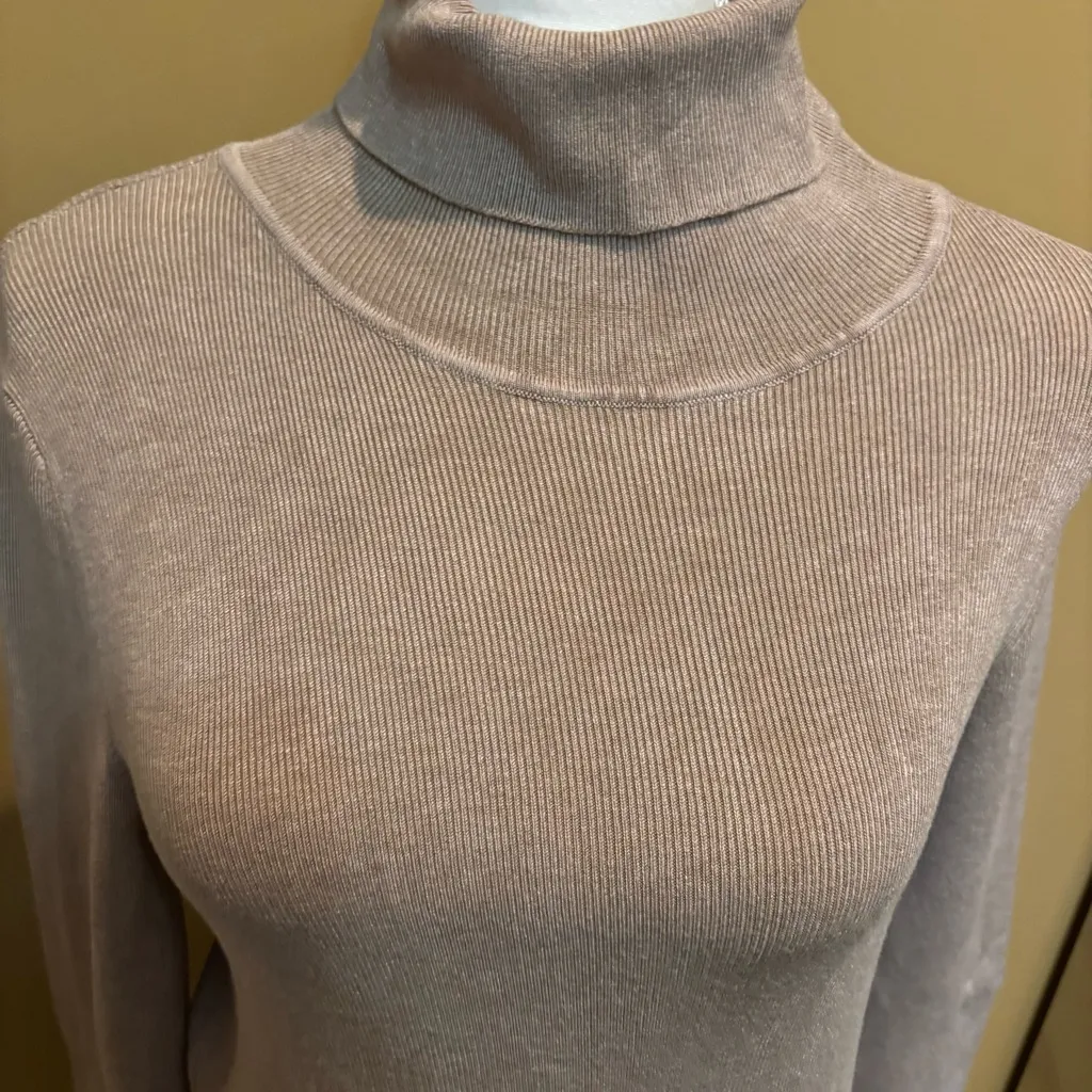 T Tahari‎ Women's Turtleneck Sweater - Soft Beige size small - Image 3