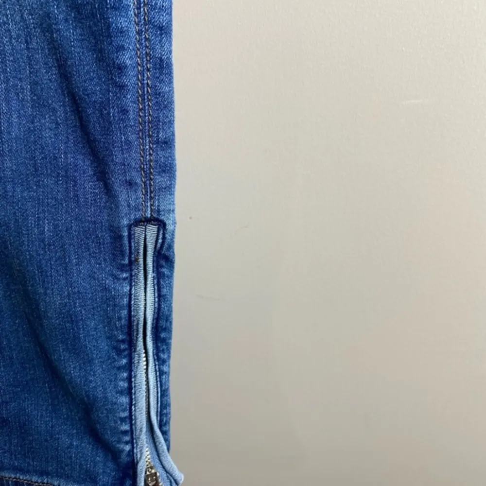 White House Black Market size 4 skinny ankle jean side zip - Image 3