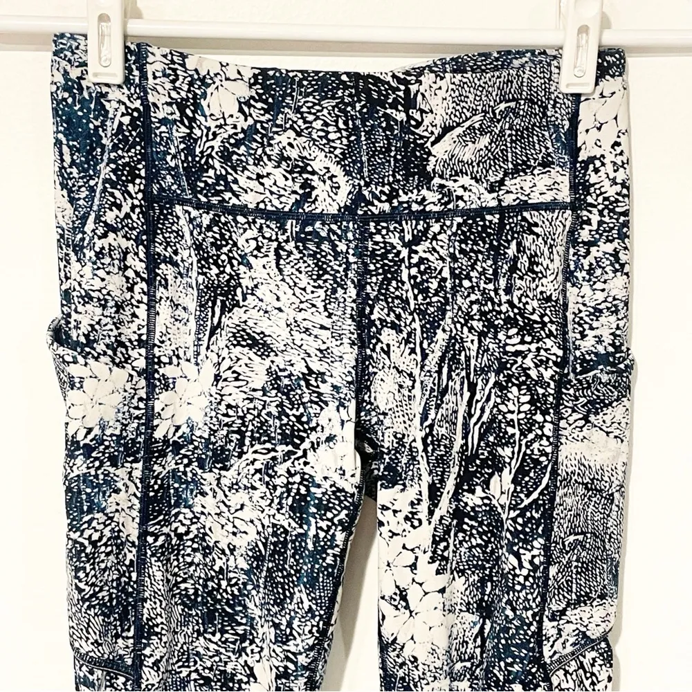 Lululemon Size 4 Speed Up Tights Full-On Luxtreme 28" in Wildwood Multi Legging - Image 2