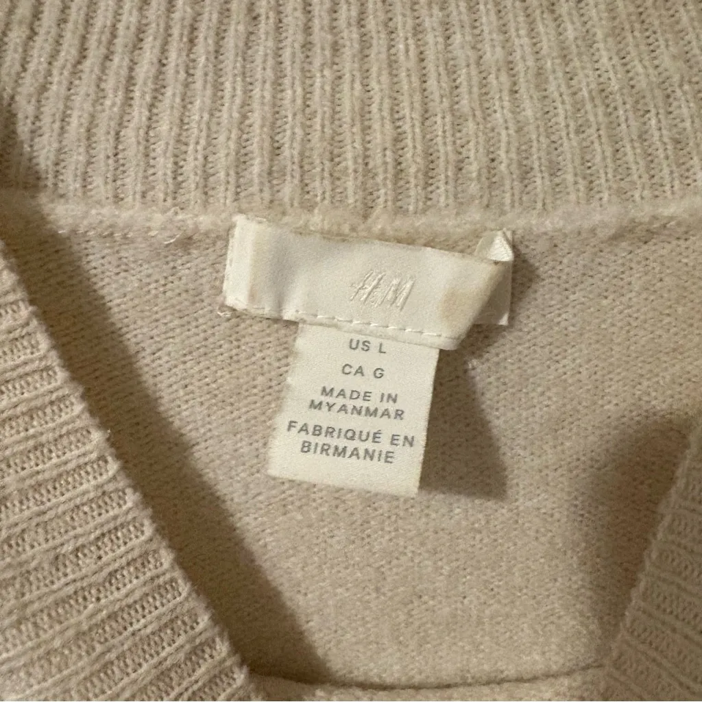 H&M Two Tone Turtleneck Sweater | Size: Large - Image 3