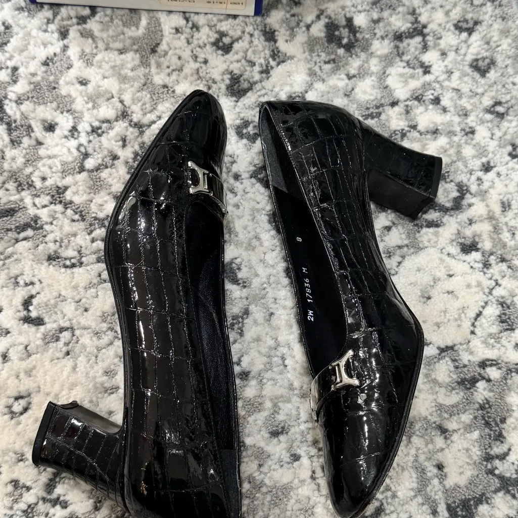 Stuart Weitzman VINTAGE Black Monogram Low Leather Croc Shoes - Image 2