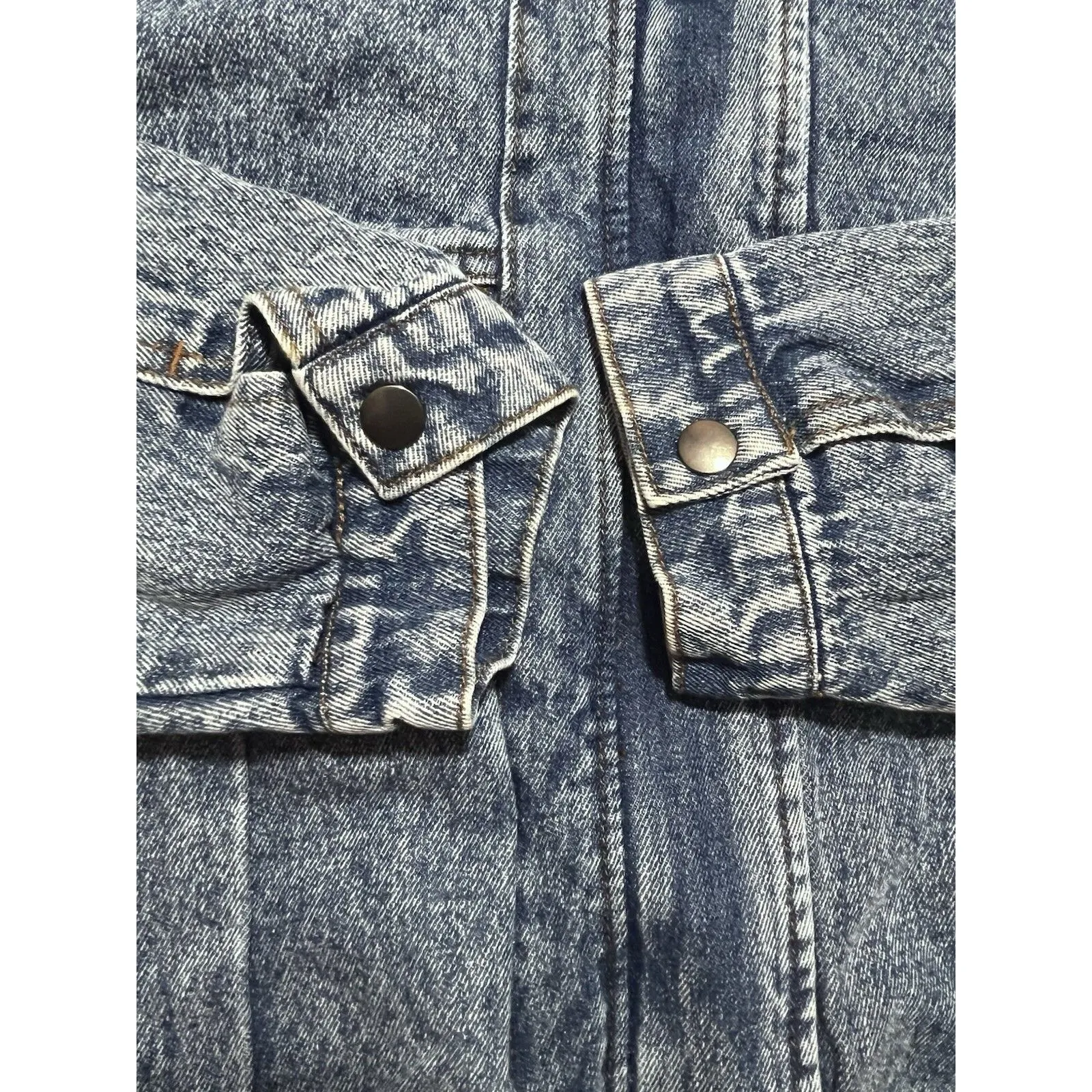 One World  Jean Bomber Jacket NWT Sz. Medium Trucker Distressed Pockets - Image 7