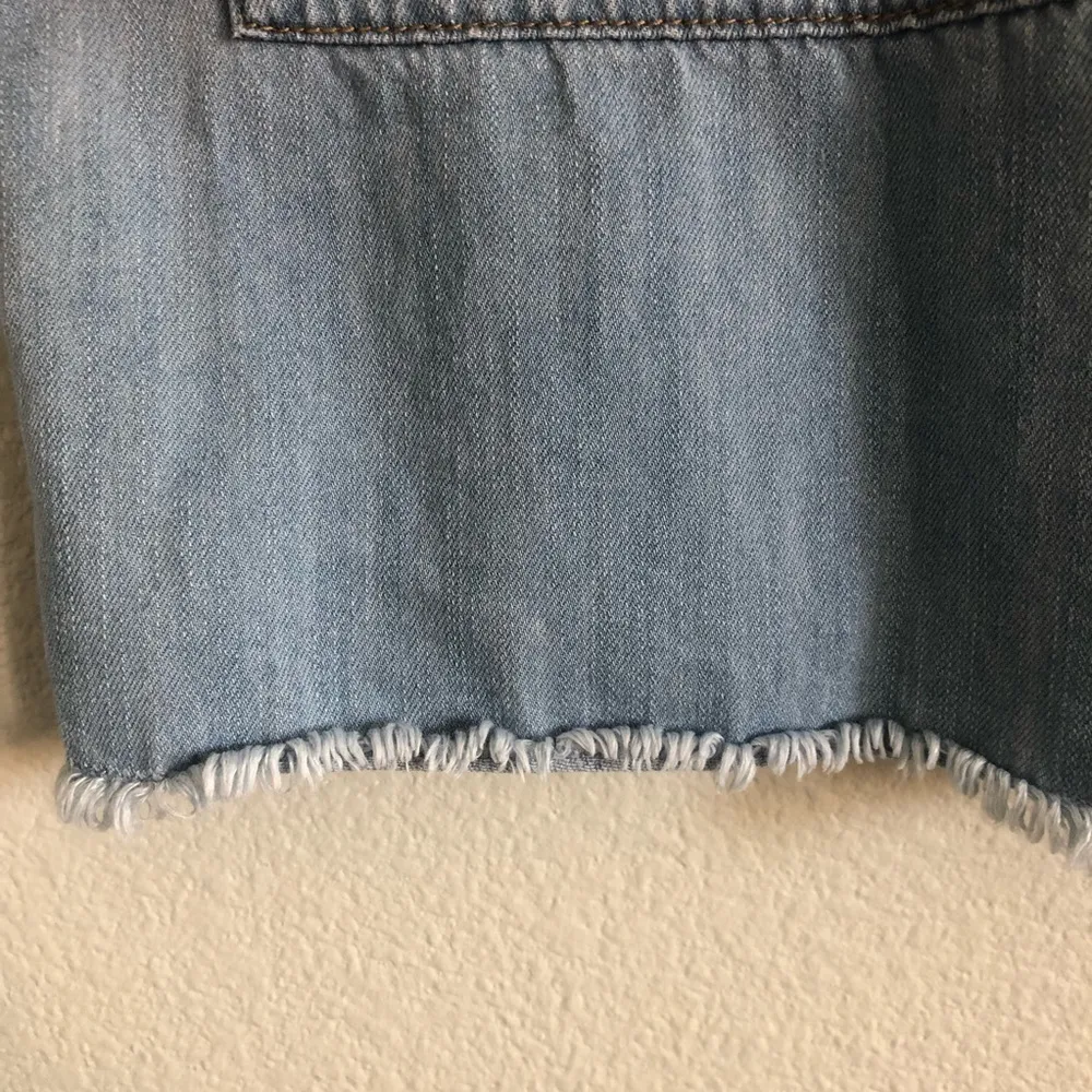 Good American Blue/Chambray The Boxy Denim Cropped Shirt. Size 2 - Image 6