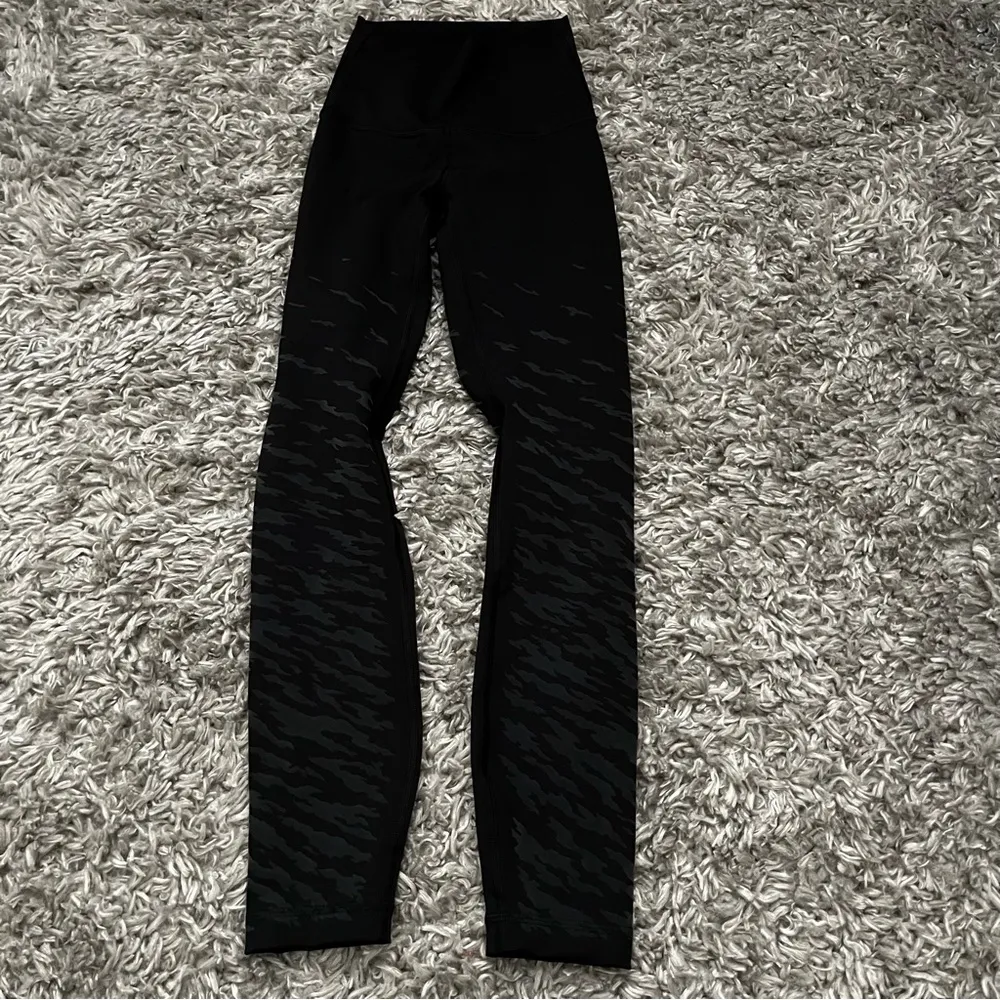 Lululemon limited edition gold logo wunder under 25” leggings size 0 - Image 3