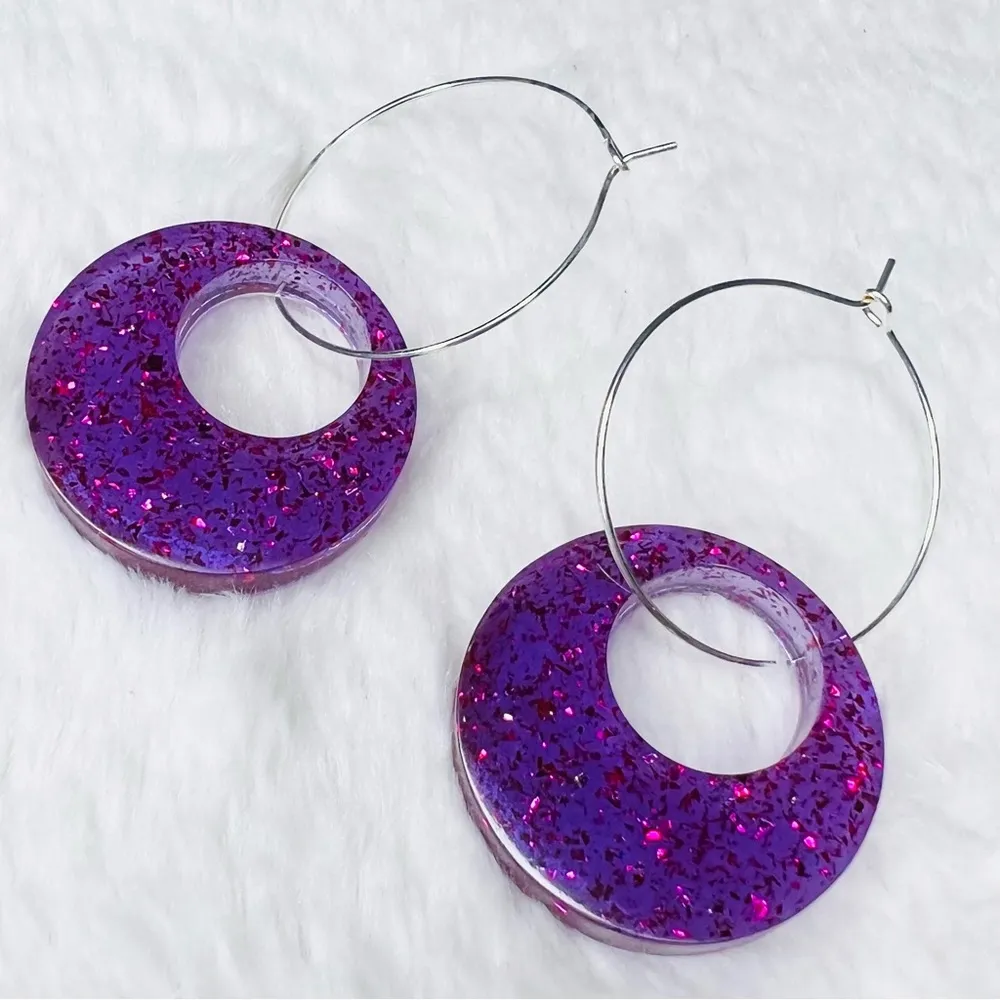 Purple Glitter Resin Round Ring Pendant Hoop Earrings - Image 5