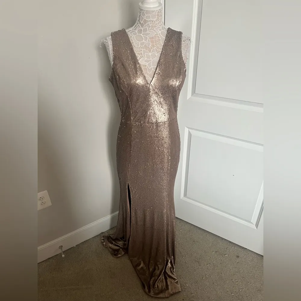 Dress the Population Sandra Plunging Sequin Gown with Slit - Image 4