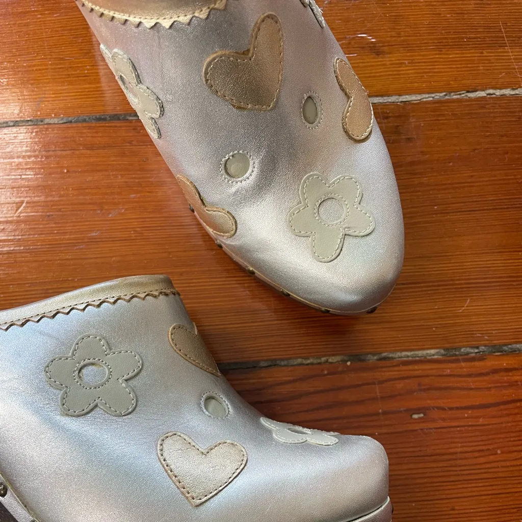 Alec Silver Metallic Hearts & Flowers Wooden Platform Studded Clogs Y2K Vntg 9 - Image 10