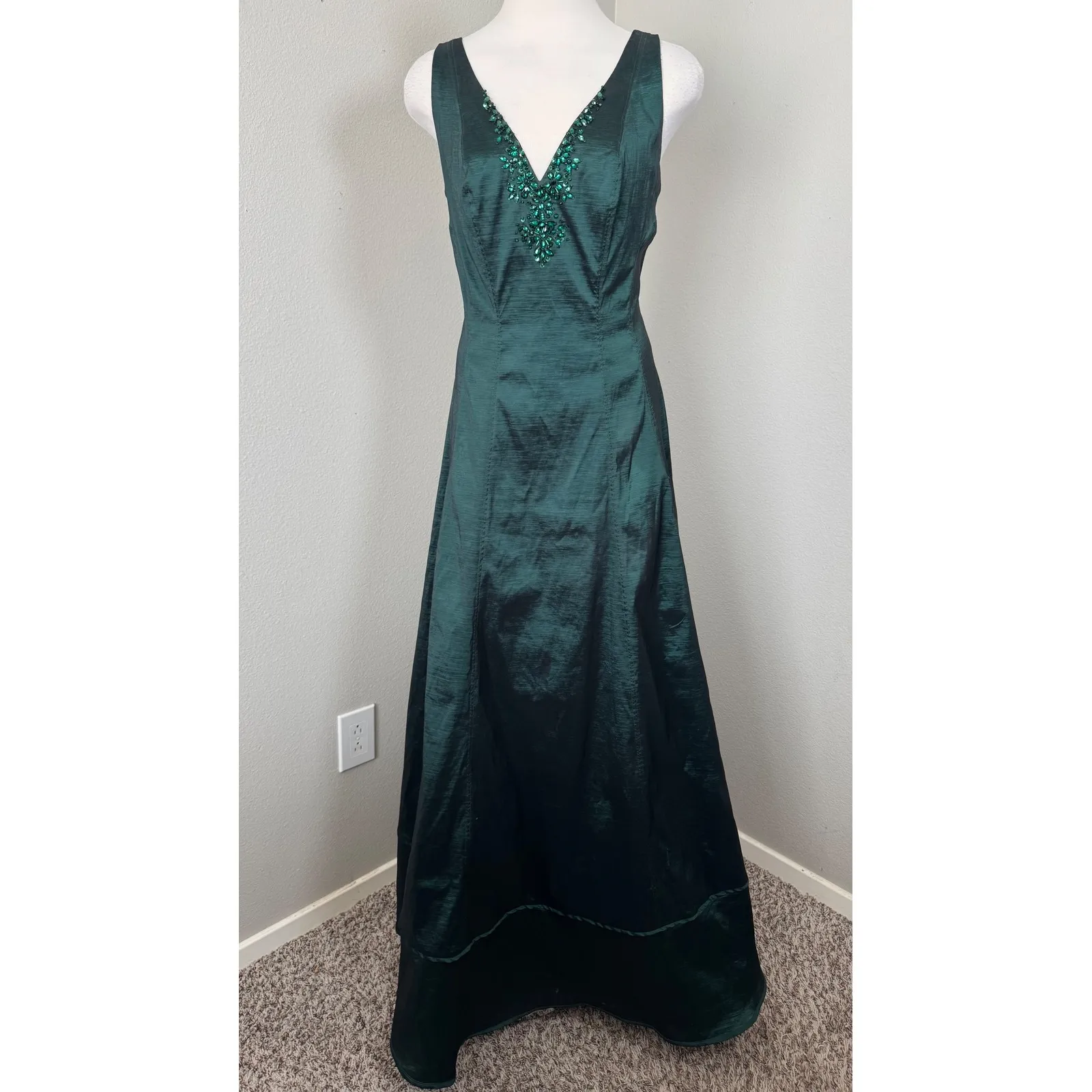 Nicole Miller New York Beaded V Neck Sleeveless Emerald‎ Green Gown Size 10 - Image 4