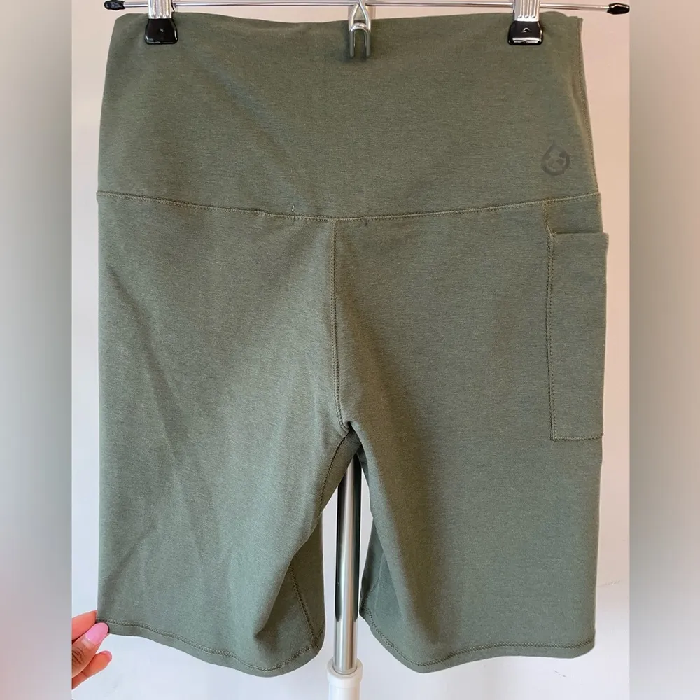 Tasc Green High Waist Bike Shorts Performance Fit Size M - Image 2